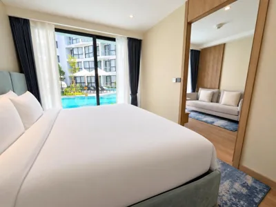 Kingsuite met zwembadzicht — Laya Suites and Residences