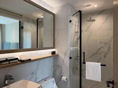 Standard-kamer met kingsize bed — Laya Suites and Residences